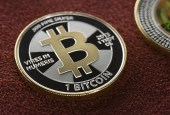 当泡沫遇上泡沫：比特币挑战下，当前法币和金融体系的困境